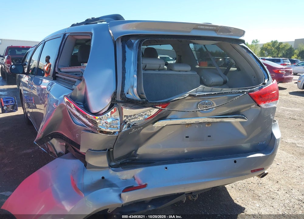2013 TOYOTA SIENNA XLE V6 8 PASSENGER VIN: 5TDYK3DC2DS301228