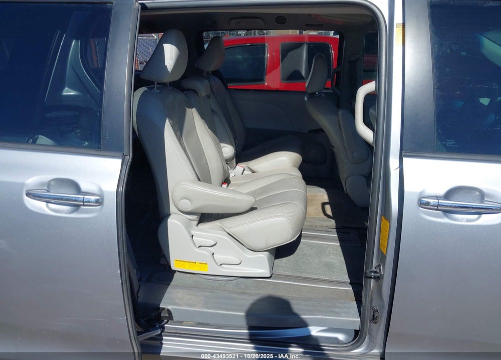 2013 TOYOTA SIENNA XLE V6 8 PASSENGER VIN: 5TDYK3DC2DS301228