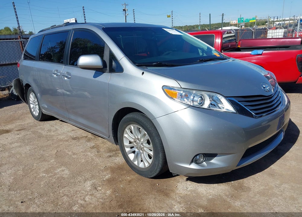 2013 TOYOTA SIENNA XLE V6 8 PASSENGER VIN: 5TDYK3DC2DS301228