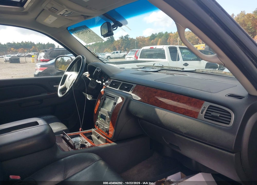 2010 CHEVROLET SUBURBAN 1500 VIN: 1GNUKKE32AR177132