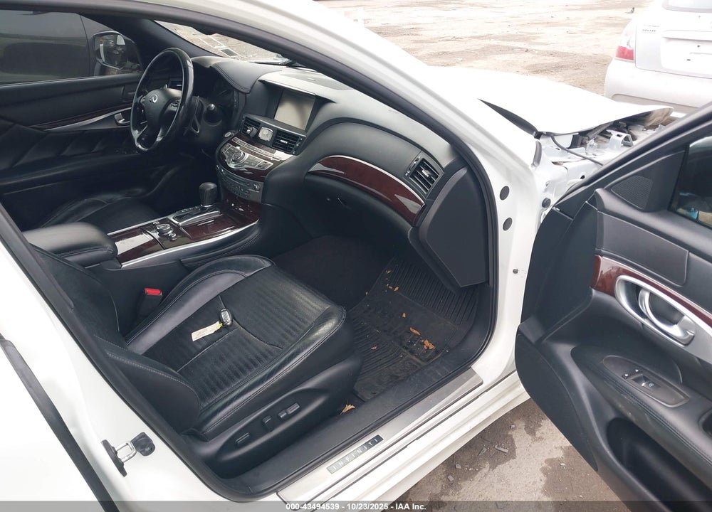 2015 INFINITI Q70 VIN: JN1BY1AR9FM561600
