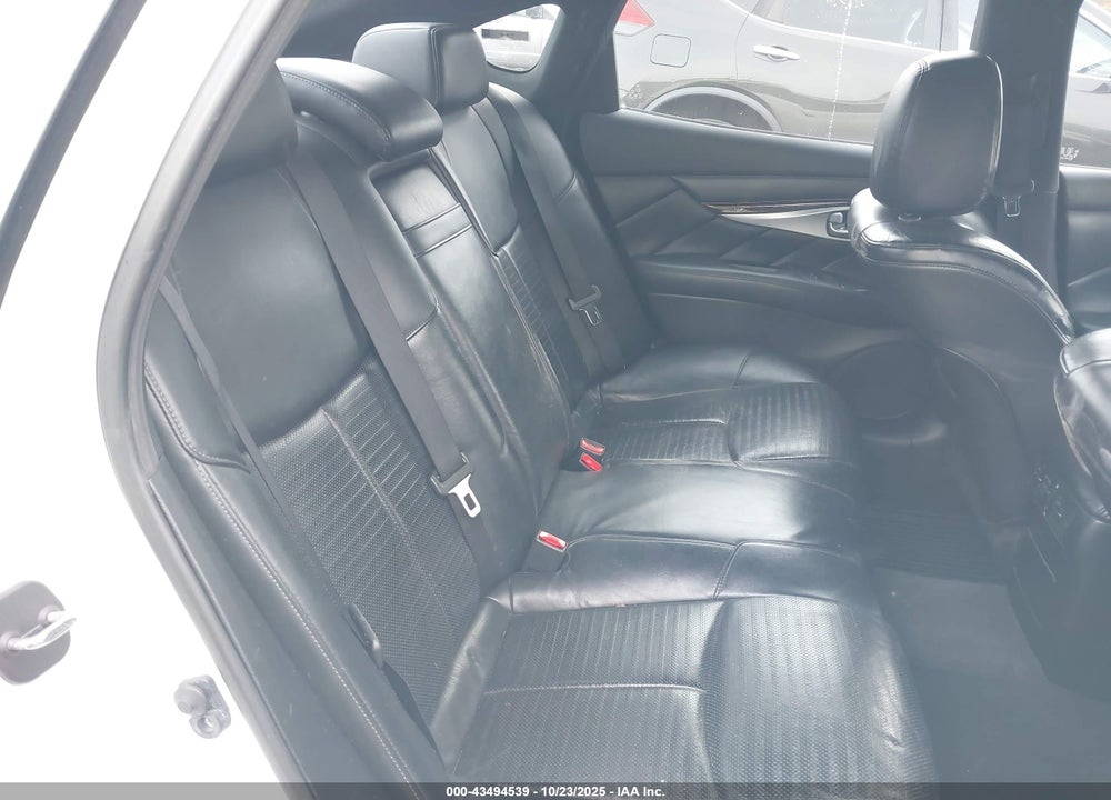 2015 INFINITI Q70 VIN: JN1BY1AR9FM561600