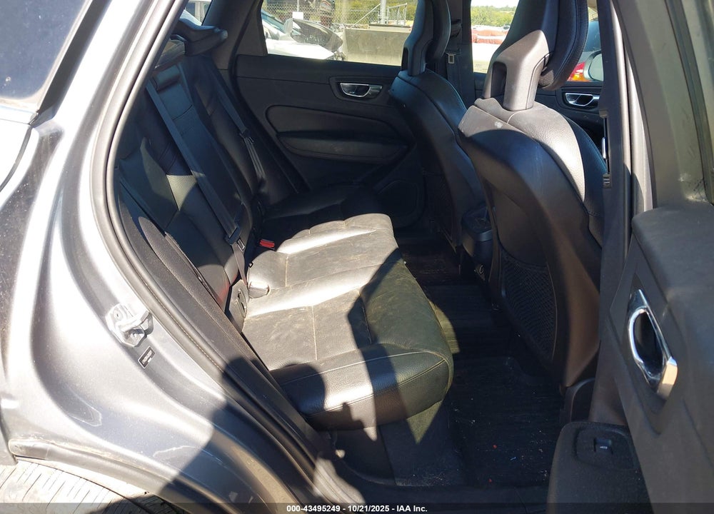 2018 VOLVO XC60 T6 MOMENTUM VIN: LYVA22RK4JB122671