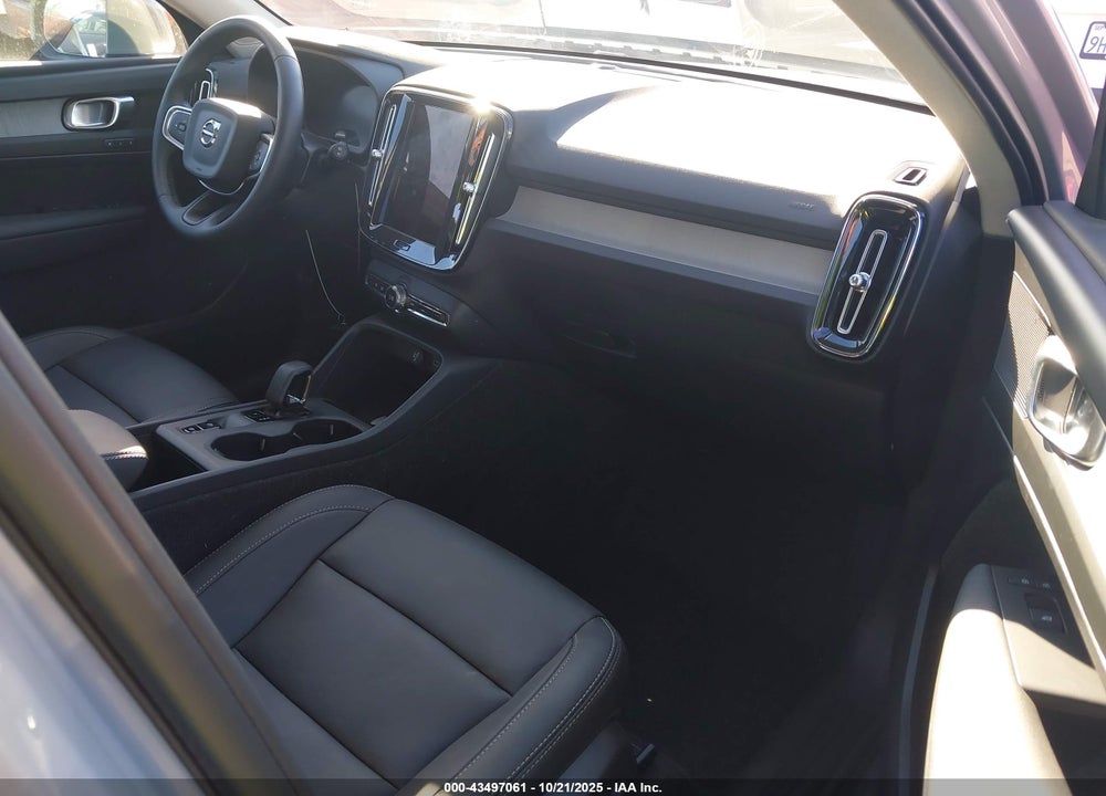 2025 VOLVO XC40 VIN: YV4L12UJXS2598076