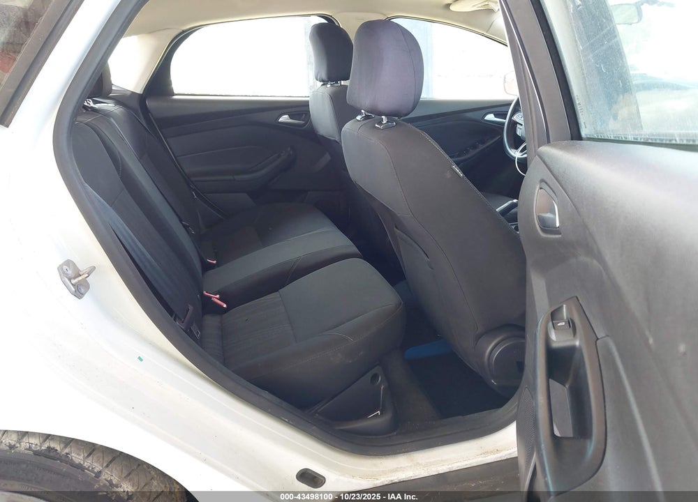 2016 FORD FOCUS SE VIN: 1FADP3K24GL318313