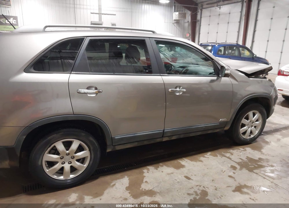 2011 KIA SORENTO LX VIN: 5XYKTCA19BG085880