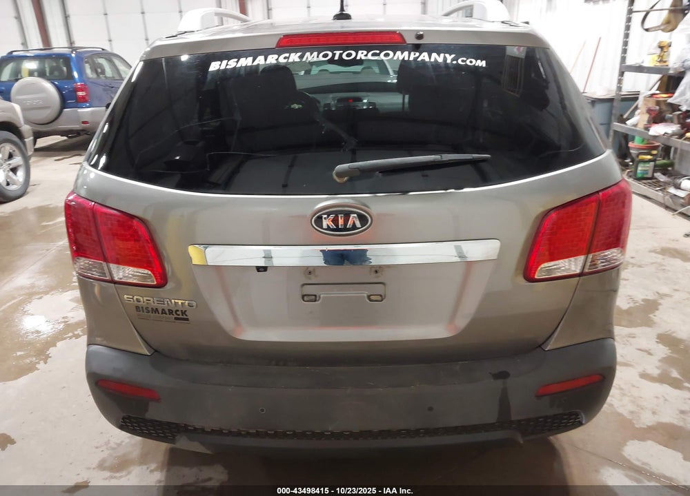 2011 KIA SORENTO LX VIN: 5XYKTCA19BG085880