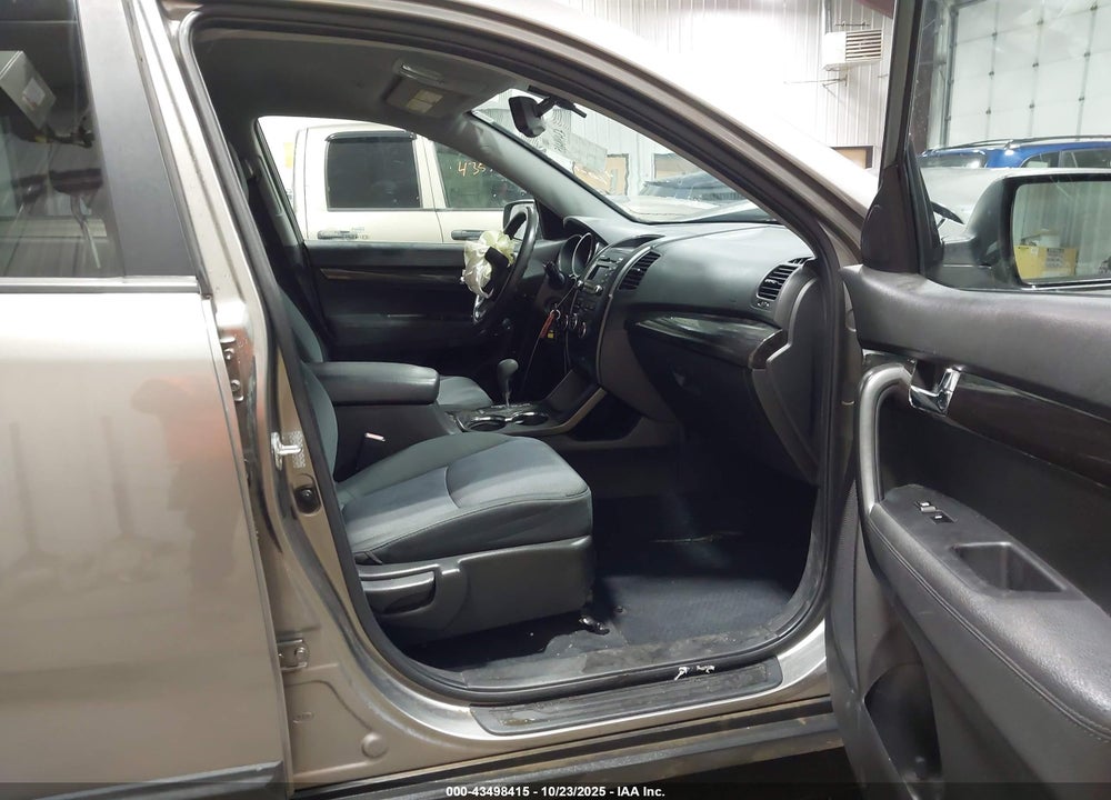 2011 KIA SORENTO LX VIN: 5XYKTCA19BG085880