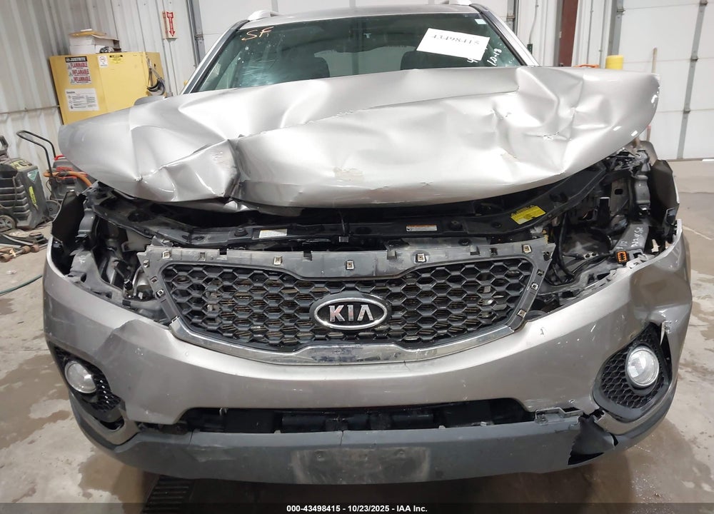 2011 KIA SORENTO LX VIN: 5XYKTCA19BG085880