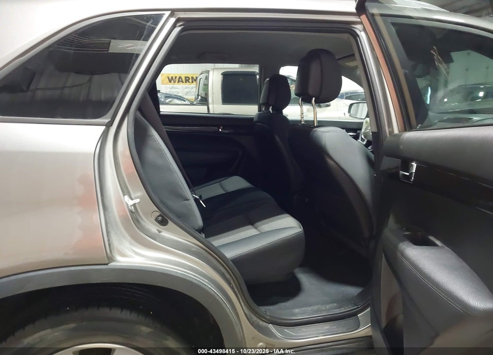 2011 KIA SORENTO LX VIN: 5XYKTCA19BG085880