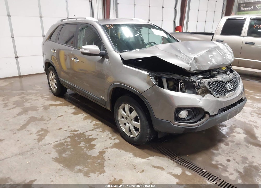 2011 KIA SORENTO LX VIN: 5XYKTCA19BG085880