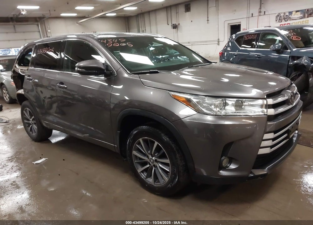 2018 TOYOTA HIGHLANDER XLE VIN: 5TDJZRFH7JS891334