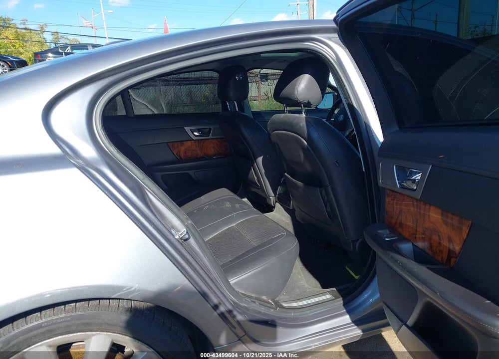 2010 JAGUAR XF PREMIUM VIN: SAJWA0GB6ALR61623