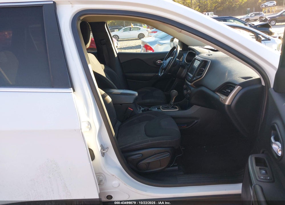 2015 JEEP CHEROKEE LATITUDE VIN: 1C4PJLCB3FW643748