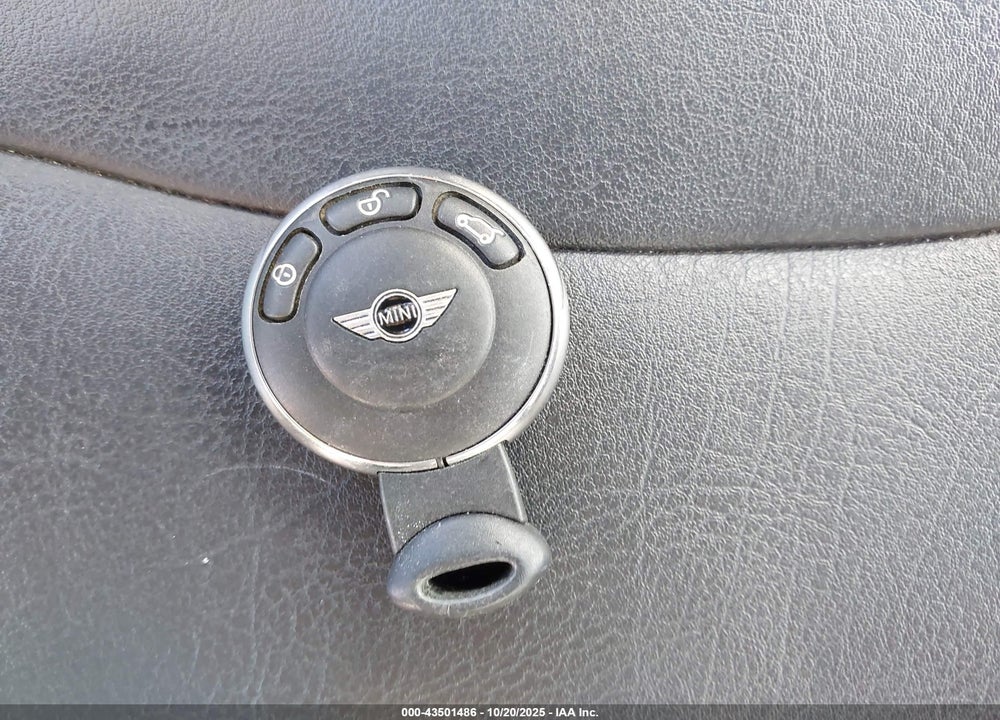 2009 MINI COOPER VIN: WMWMF33579TW70887