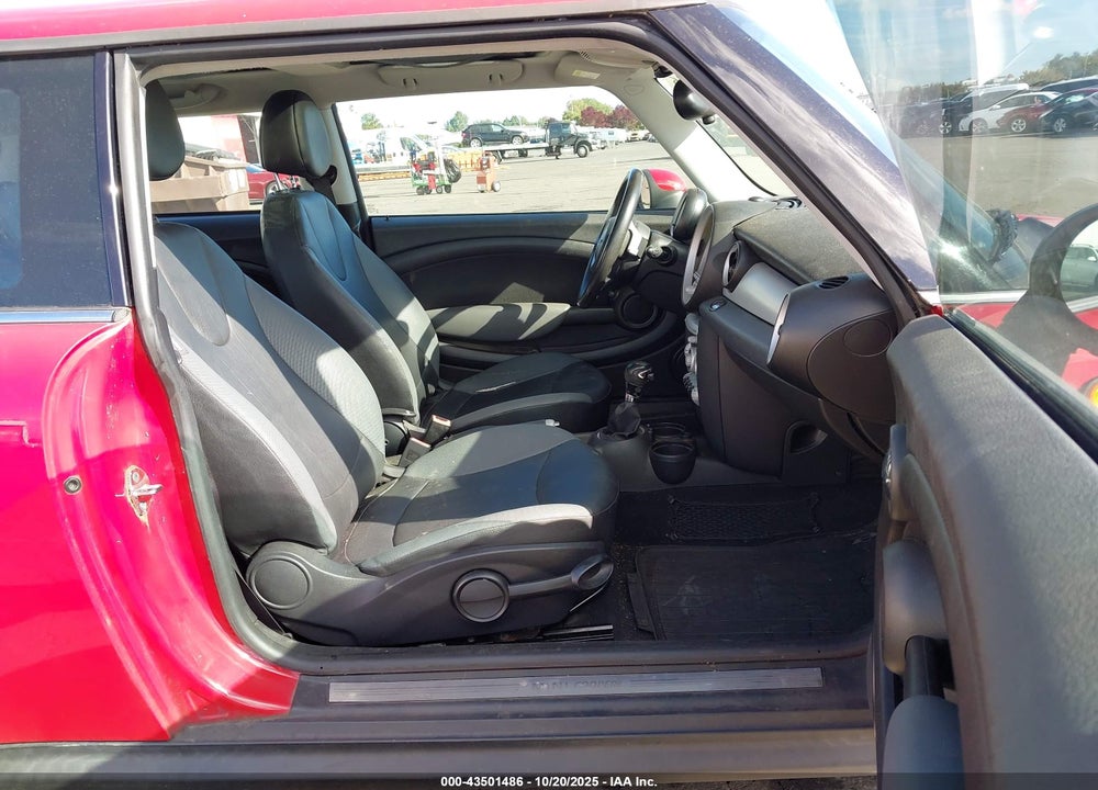 2009 MINI COOPER VIN: WMWMF33579TW70887