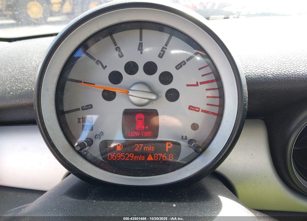 2009 MINI COOPER VIN: WMWMF33579TW70887