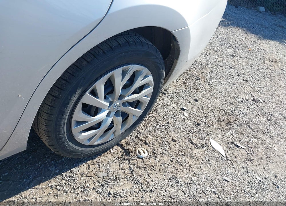 2018 TOYOTA COROLLA LE VIN: 2T1BURHE2JC067806