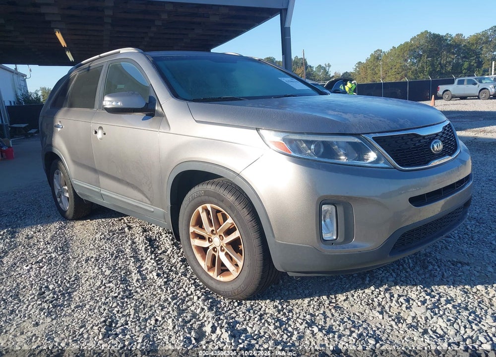 2015 KIA SORENTO LX VIN: 5XYKT4A69FG635585