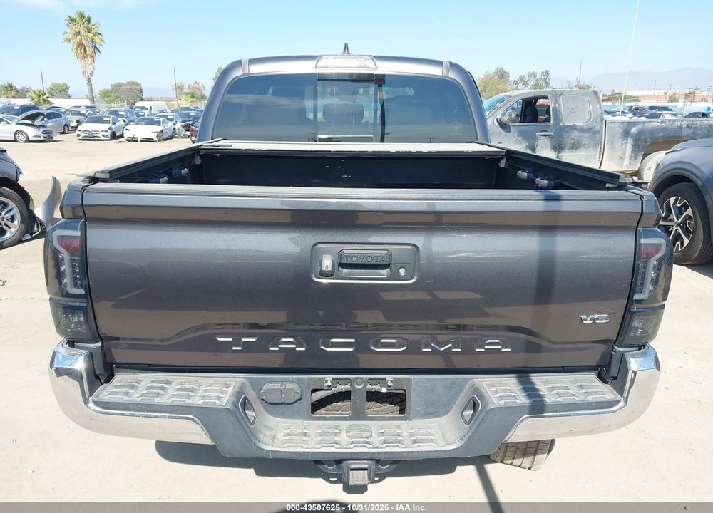 2018 TOYOTA TACOMA SR5 V6 VIN: 3TMAZ5CN1JM074993
