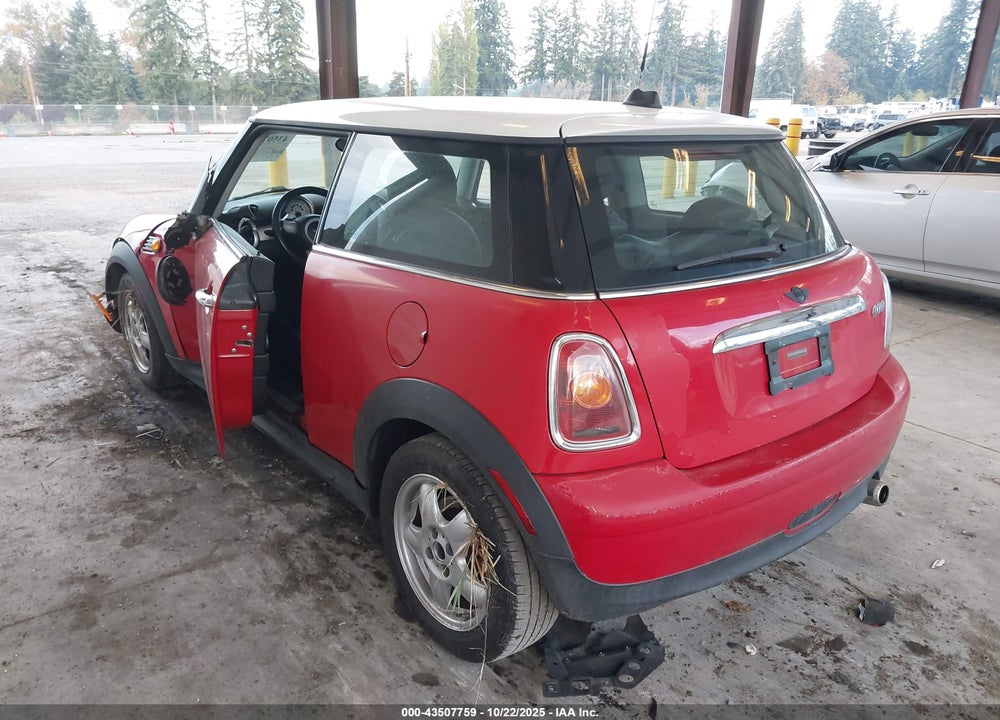 2008 MINI COOPER VIN: WMWMF33588TT60827