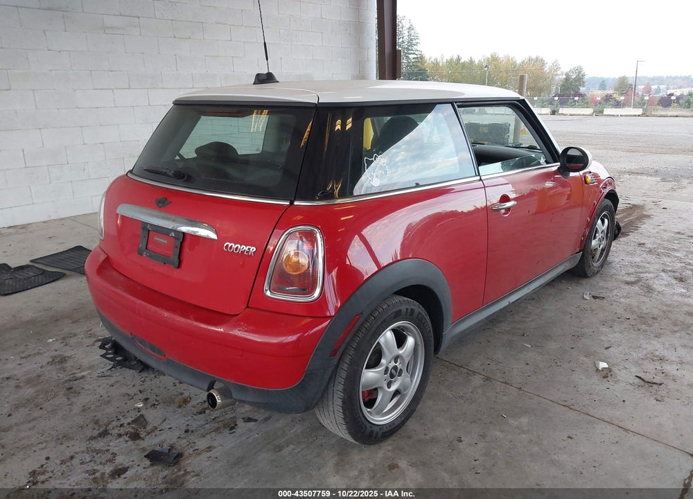 2008 MINI COOPER VIN: WMWMF33588TT60827