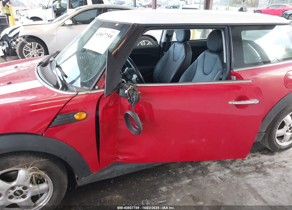 2008 MINI COOPER VIN: WMWMF33588TT60827