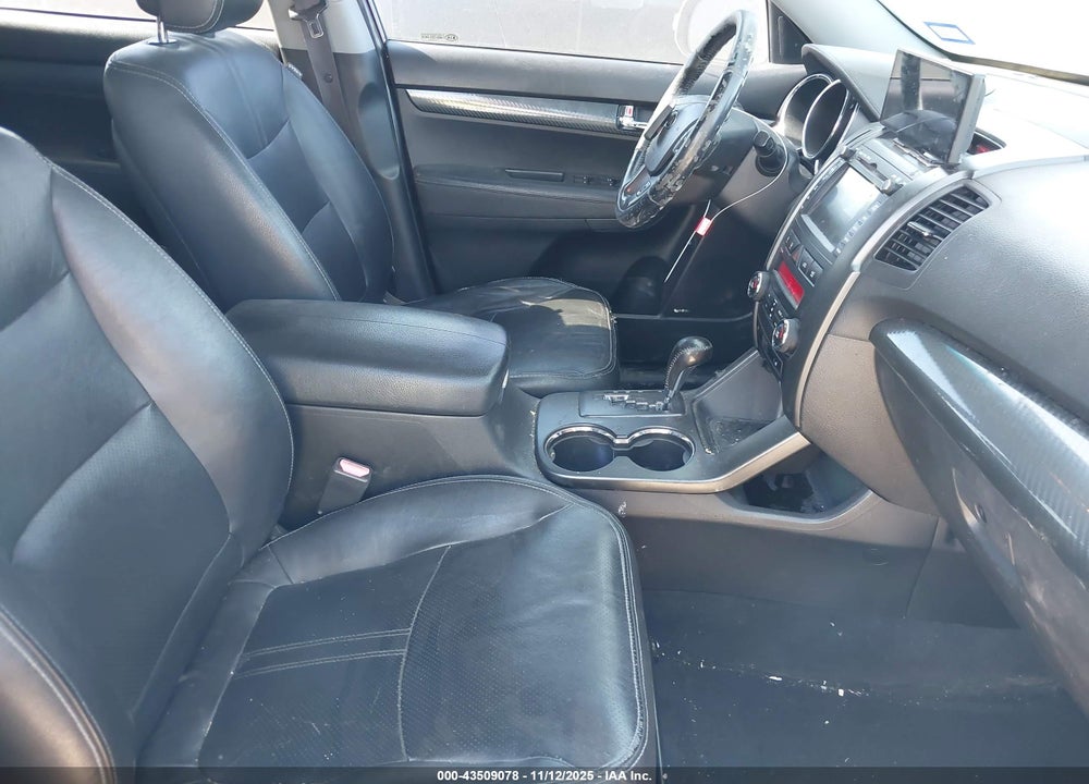 2011 KIA SORENTO VIN: 5XYKW4A27BG127629