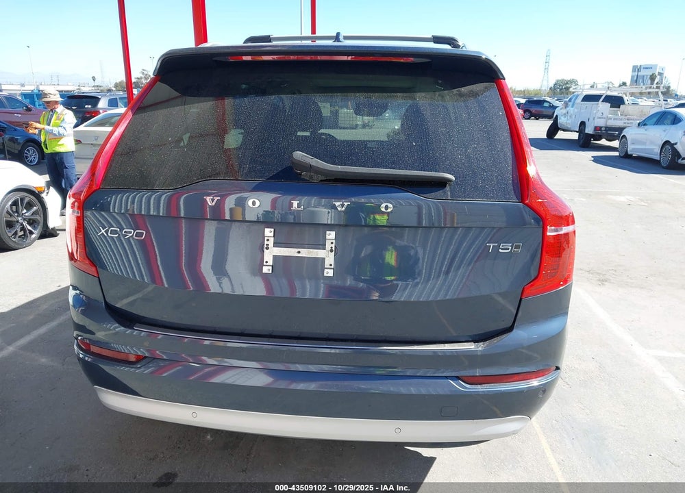 2022 VOLVO XC90 T5 MOMENTUM 7 PASSENGER VIN: YV4102PK1N1786381