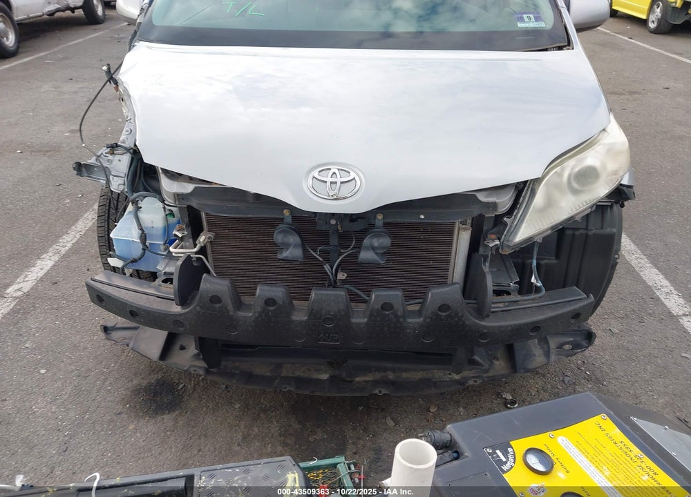 2013 TOYOTA SIENNA XLE V6 8 PASSENGER VIN: 5TDYK3DCXDS280774