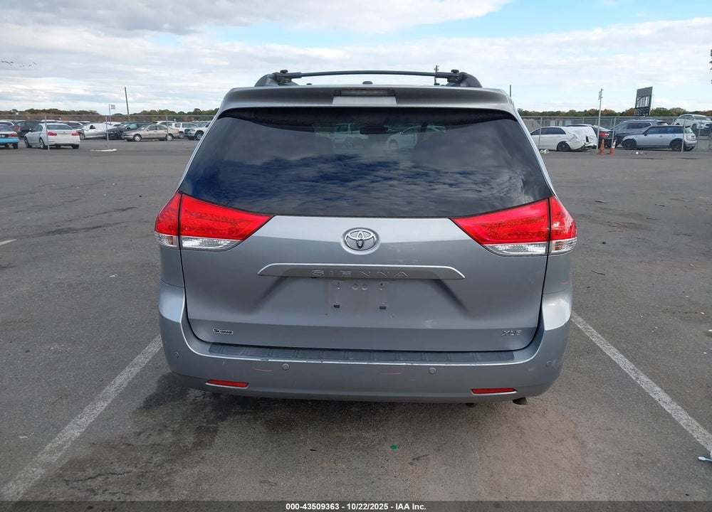2013 TOYOTA SIENNA XLE V6 8 PASSENGER VIN: 5TDYK3DCXDS280774