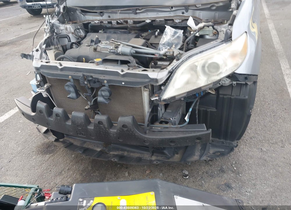 2013 TOYOTA SIENNA XLE V6 8 PASSENGER VIN: 5TDYK3DCXDS280774