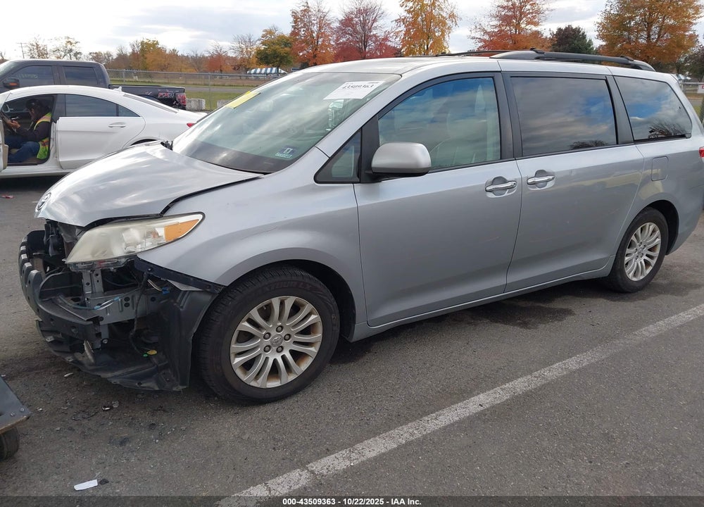 2013 TOYOTA SIENNA XLE V6 8 PASSENGER VIN: 5TDYK3DCXDS280774