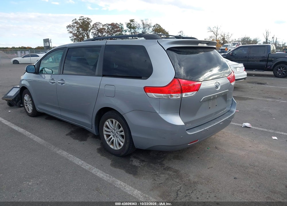 2013 TOYOTA SIENNA XLE V6 8 PASSENGER VIN: 5TDYK3DCXDS280774