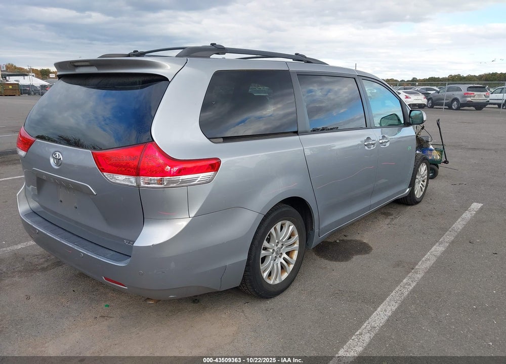 2013 TOYOTA SIENNA XLE V6 8 PASSENGER VIN: 5TDYK3DCXDS280774