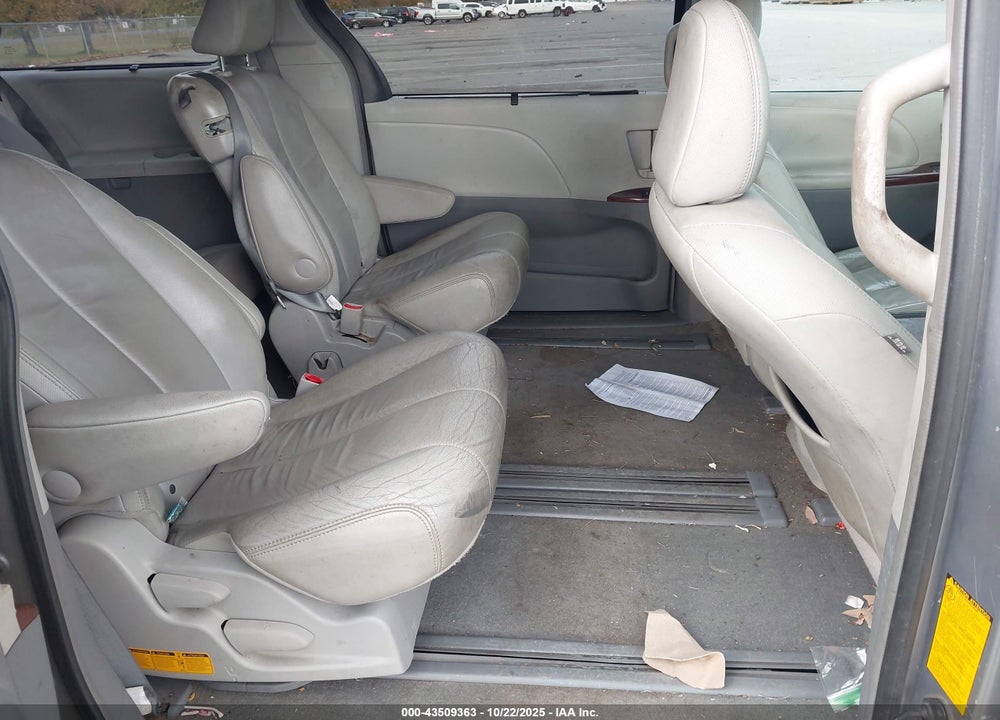 2013 TOYOTA SIENNA XLE V6 8 PASSENGER VIN: 5TDYK3DCXDS280774
