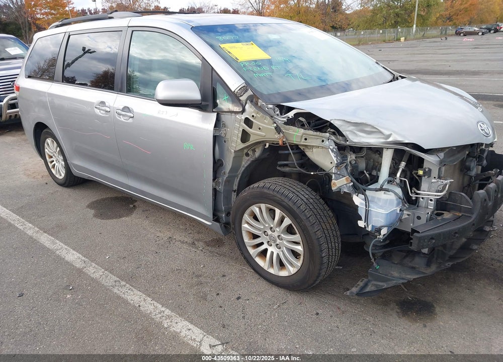 2013 TOYOTA SIENNA XLE V6 8 PASSENGER VIN: 5TDYK3DCXDS280774