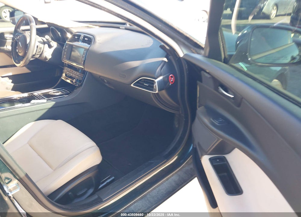 2017 JAGUAR XE VIN: SAJAD4BG3HA962052