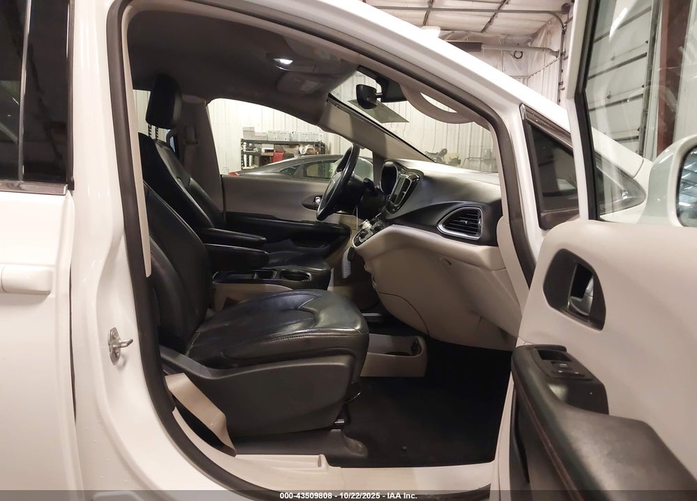 2020 CHRYSLER PACIFICA TOURING L VIN: 2C4RC1BG2LR112890