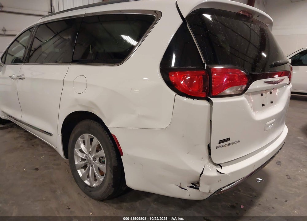 2020 CHRYSLER PACIFICA TOURING L VIN: 2C4RC1BG2LR112890