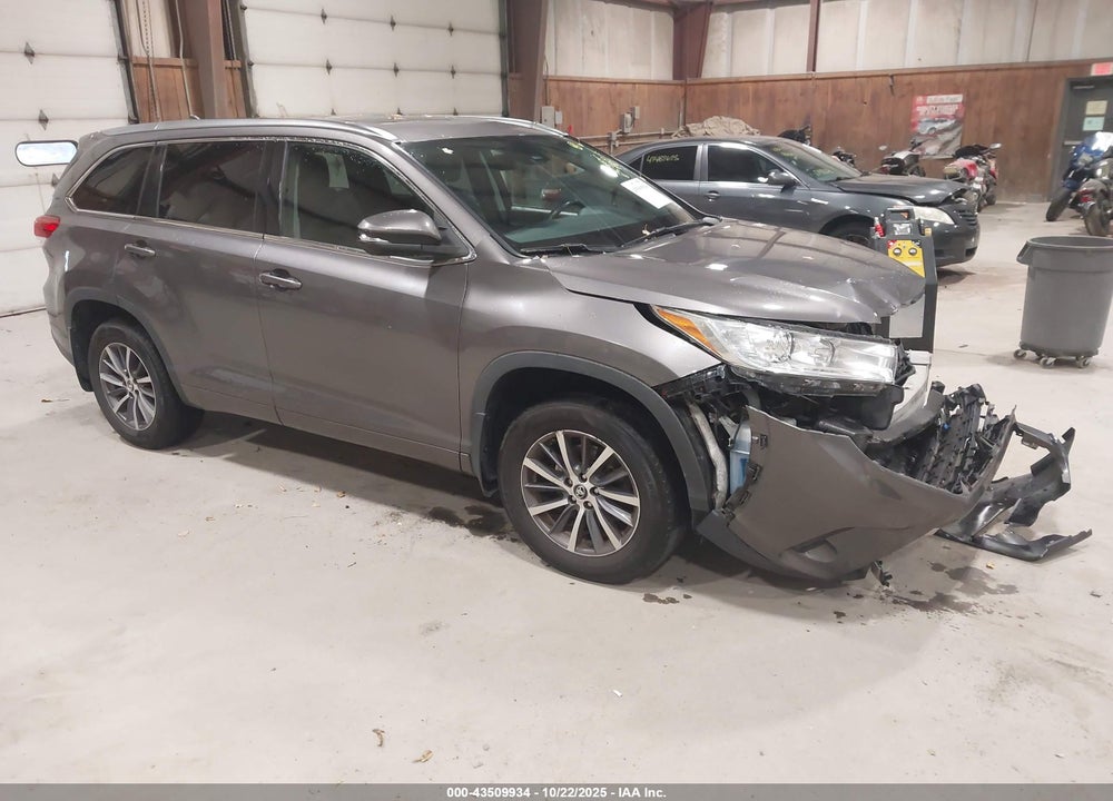 2017 TOYOTA HIGHLANDER XLE VIN: 5TDJZRFH9HS442196
