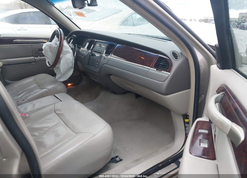 2011 LINCOLN TOWN CAR VIN: 2LNBL8CVXBX750320