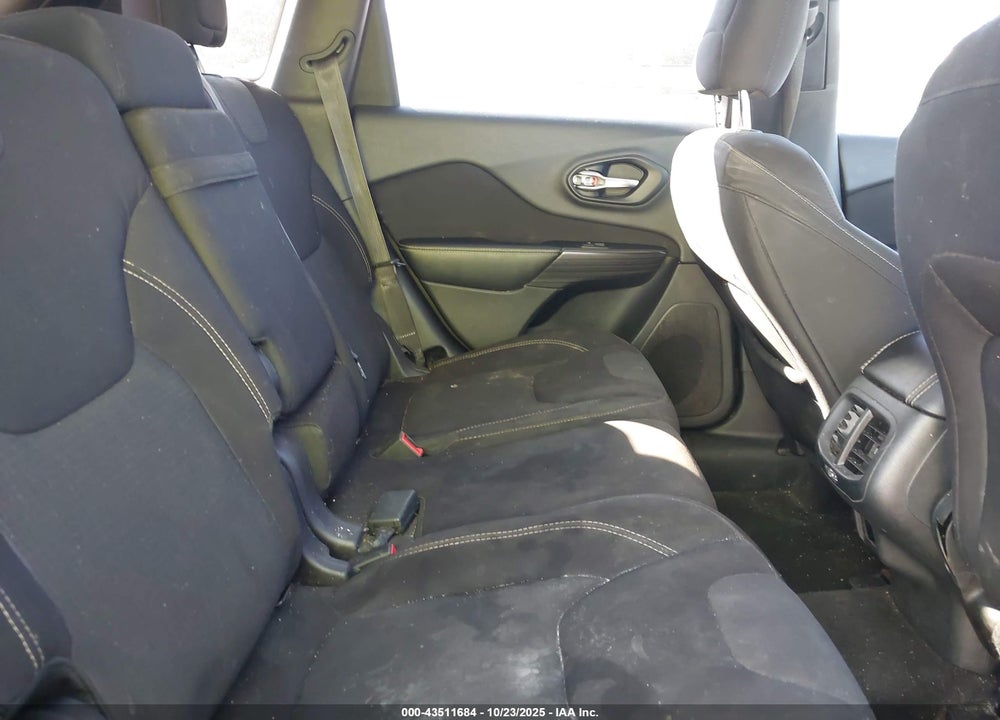 2015 JEEP CHEROKEE VIN: 1C4PJLCB8FW632065