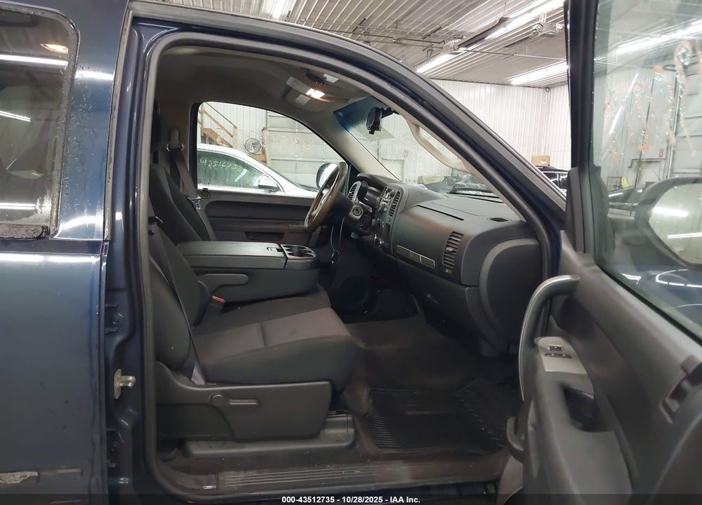 2011 CHEVROLET SILVERADO 1500 LT VIN: 1GCPKSE35BF172550