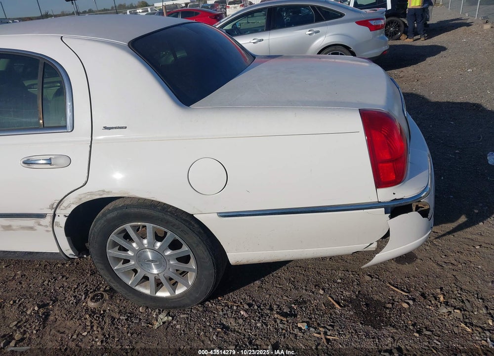 2006 LINCOLN TOWN CAR SIGNATURE VIN: 1LNHM81V36Y637096