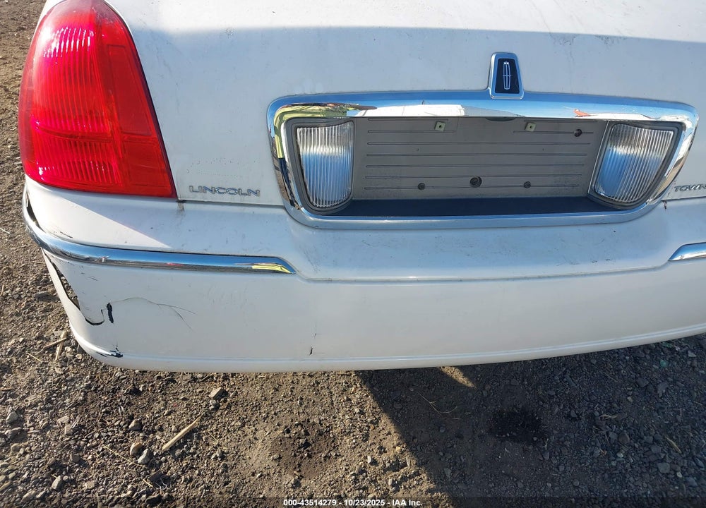 2006 LINCOLN TOWN CAR SIGNATURE VIN: 1LNHM81V36Y637096