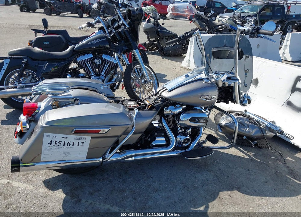 2017 HARLEY-DAVIDSON FLHR ROAD KING VIN: 1HD1FBC34HB619414