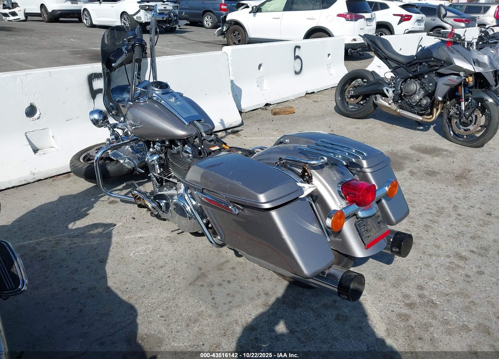 2017 HARLEY-DAVIDSON FLHR ROAD KING VIN: 1HD1FBC34HB619414