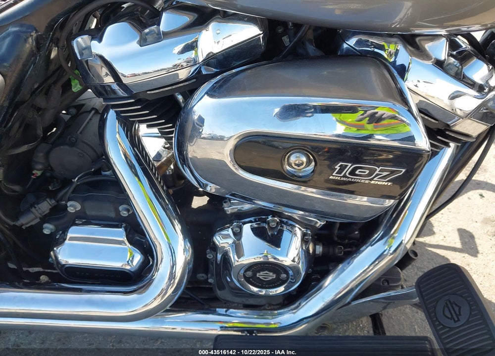 2017 HARLEY-DAVIDSON FLHR ROAD KING VIN: 1HD1FBC34HB619414