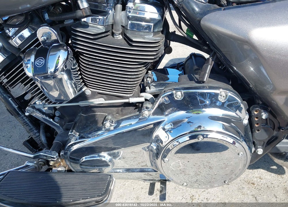 2017 HARLEY-DAVIDSON FLHR ROAD KING VIN: 1HD1FBC34HB619414